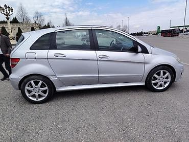 ucuz mercedes: Mercedes-Benz B-Class, gümüşü rəngli kompakt hetçbek. Xarici — 3