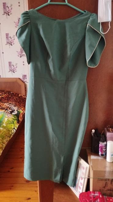 aşpaz forması: Zərif dizayna malik yaşıl rəngli qadın paltarı. 38 razmer - Diz — 1