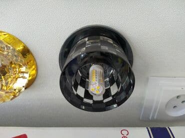 Qara və ağ rənglərdə dama-dama dizaynlı divar lampası. Kompakt ölçüsü