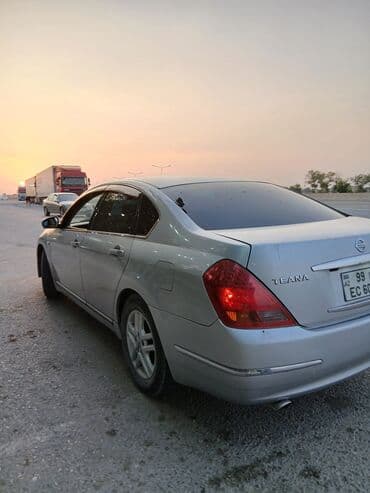 запчасти на фольксваген гольф 2: Gümüşü rəngli Nissan Teana avtomobili. Avtomobilin qabaq hissəsindəki — 4