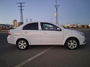 Chevrolet Aveo sedan – ağ rəng, 4 qapı, 5 yerlik şəhər avtomobili