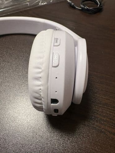 Динамики и колонки: Ağ rəngli naqilsiz/naqilli qulaqlıq Xüsusiyyətlər: - Bluetooth — 2