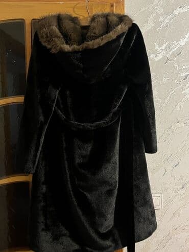 ikinci el subalar: Qadın üçün qara rəngli xəz palto - Material: yumşaq, parlaq fakturalı — 1