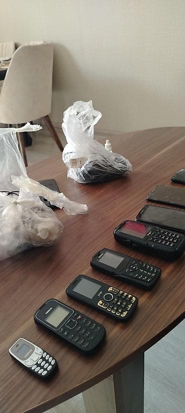 telefon alan yerler: Köhnə modellərdən ibarət qarışıq mobil telefon dəsti Tərkib: - 6 ədəd — 2