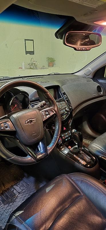daxili kredit maşın: Chevrolet Cruze sedan – gümüşü rəng. Xüsusiyyətlər və detallar: - — 10