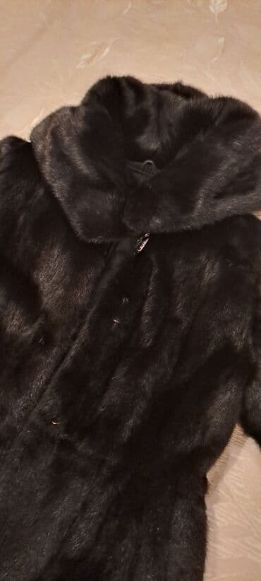 kəsilmiş əl şəkilləri: Zərif qara rəngdə, yumşaq xəzdən hazırlanmış soyuq havalar üçün — 2