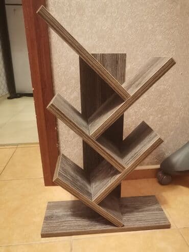 rəsm cəkmək ucun taxta: Eni 15 sm, uzunluq 40 sm, hündürlük 60 sm. Kitab rəfi — 2