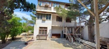 kiridit ev: Sahəsi geniş, yaşıllaşdırılmış həyəti olan bina. Həyətdə ağaclar — 5