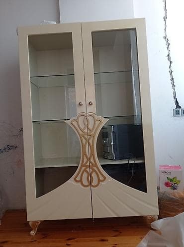 Klassik üslubda vitrin və komod dəsti - Rəng: krem (şampan çaları)