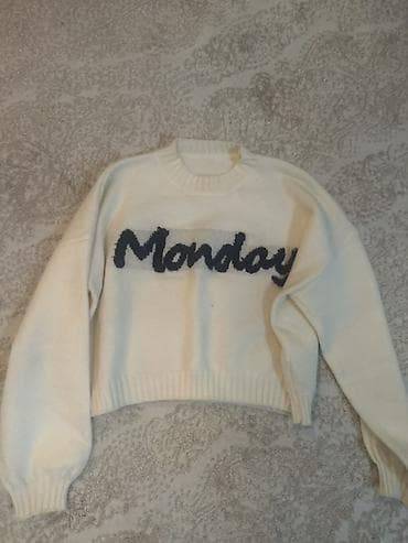 Ağ rəngli trikotaj sviter. Ön hissədə tünd mavi rənglə “Monday” yazısı