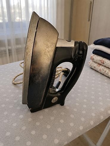 buxarli utu: Klassik elektrik ütüsü – ağır metal altlıq və bakelit tipli tutacaqla — 2