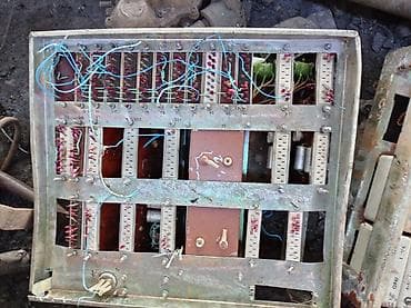 Sənaye tipli köhnə elektrik/elektronika paylayıcı bloku və modul şkafı