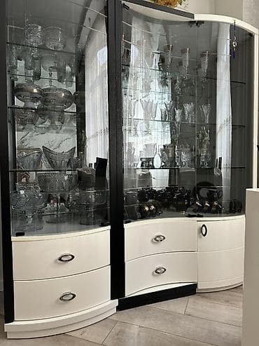 kunc divan modelleri 2020: Zal üçün dəst mebel - Rəng: qara-ağ, parlaq fasadlar, xrom tutacaqlar — 2