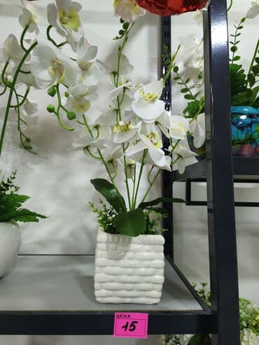 gul qablarinin satisi: Dekorativ orkide kompozisiyası (süni) - Zərif ağ orkide çiçəkləri və — 1