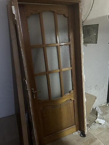 ikinci el qapı: İşlənmiş taxta qapı satılır. Şüşəli modeldir, şüşələri bütövdür. Qapı — 2