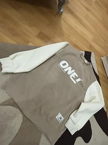 Svitşotlar: Unisex svitşört - Dizayn: Ön hissədə böyük “ONE!” yazısı, arxada “THE — 1