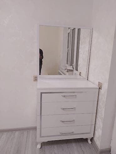 Ağ rəngdə güzgülü komod - Yuxarı hissədə böyük, çərçivəli kvadrat