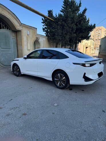 kohne guneşlide heyet evleri: Changan Qiyuan A05: 1.5 l | 2024 il 70750 km Sedan — 3