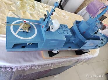 бу гантели в бишкеке: Mavi rəngdə olan bu gəmi modeli, helikopter meydançası və helikopteri — 1