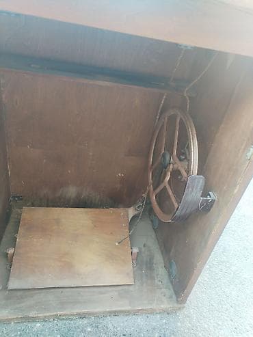 İncəsənət və kolleksiyalar: Mexaniki tikiş maşını və inteqrə olunmuş taxta stol - Klassik, ayaq — 7