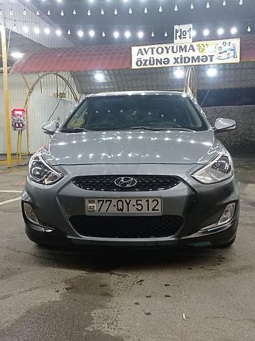 Hyundai Accent (hatchback) – gri rəng, Azərbaycan nömrə nişanı