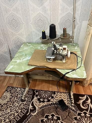 elektrik muherrik: Sənaye overlok tikiş maşını – masa və pedalla birlikdə - 3 iplikli — 2