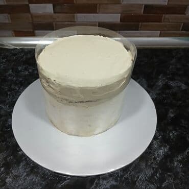 panço tortu: Dairəvi formalı, krem və şokolad sousu ilə bəzədilmiş tort. Üzərinə — 2
