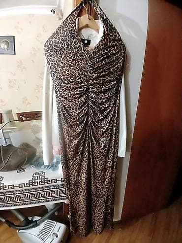 Leopar naxışlı uzun qadın geyimi - Model: uzun, dar siluetli, ön