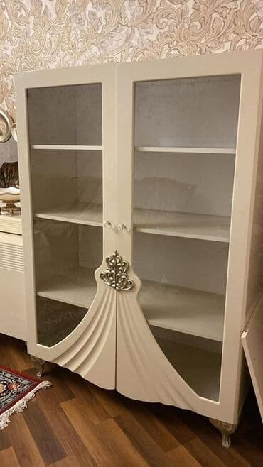 Şüşəli dolab vitrini