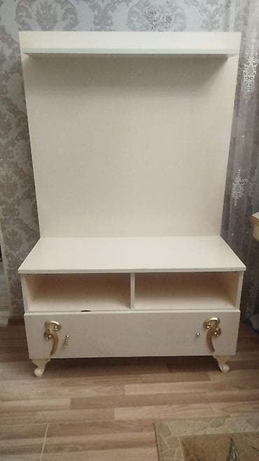 tv stand: Düz TV altlığı, Polkalı, Laminat — 1