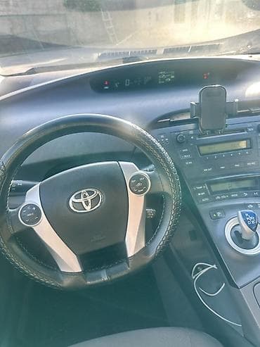 avtomobil gence: Toyota Prius Hybrid – mavi rəngli, 5 qapılı liftbek. Texnologiya və — 10