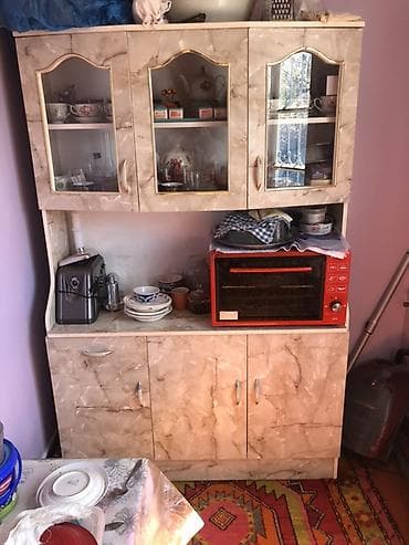 пуфик мебель: Mətbəx bufeti – mərmər naxışlı laminat səthli, yuxarıda 3 şüşə qapılı — 3