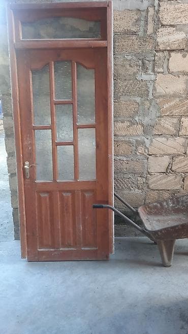 taxta qapilar satilir: Taxta giriş/qapı dəsti - Material: təbii ağac (rəngli laklama). - — 1