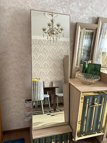 drel dəsti: Qonaq otağı üçün dekorativ mebel dəsti Tərkib: - 2 qapılı vitrin — 3