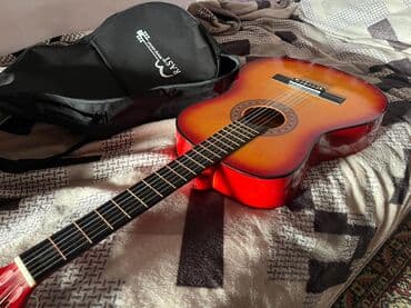 Alfa Romeo: Klassik gitara – 6 simli, tam ölçü (full-size). Gövdə parlaq laklı — 5