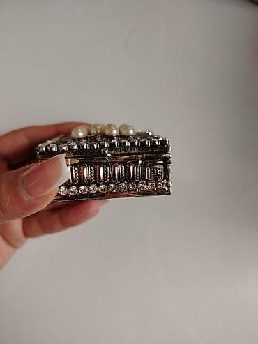 sandiqca: Kvadrat formalı dekorativ zərgərlik qutusu. Unvan: Montin (catdirilma — 4