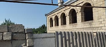 4 otaqlı ev: Satılır: daş konstruksiyalı ikimərtəbəli yarımçıq tikili və həyətyanı — 2