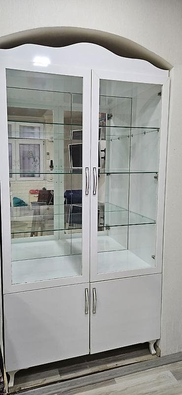 Ağ rəngli vitrin-dolab - Material: MDF korpus, şüşə vitrin qapıları — 2