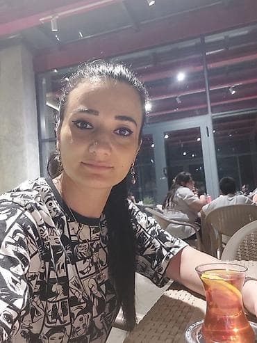 длинные мужские футболки: Qrafik naxışlı qara‑ağ unisex futbolka - Dizayn: Komiks üslubunda — 1
