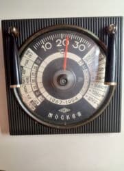 saxta baba ve qar qiz sekilleri: Real alici əlagə saxlasın Üzərində "MOSKVA" yazısı olan bu masa — 2