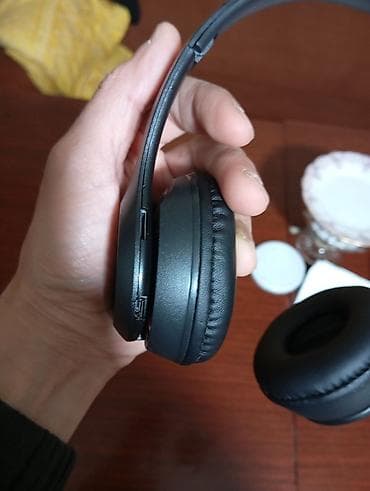Qulaqcıq – simsiz on-ear model, qara rəng Xüsusiyyətlər: - Bluetooth