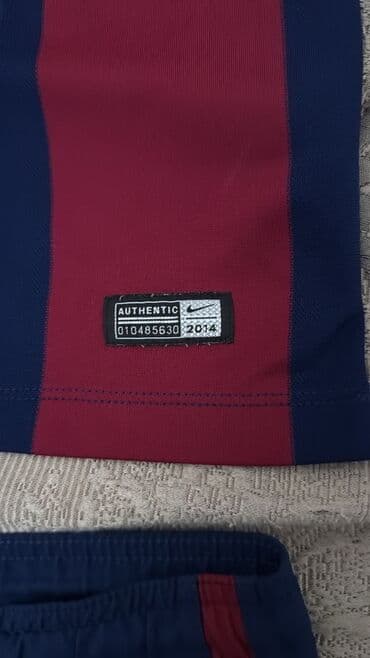 Digər idman və istirahət malları: Bu futbol dəsti qırmızı və göy zolaqlı futbol forması, şortu və — 5