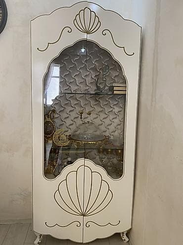 dolab: Şüşəli vitrin dolabı - Rəng: ağ, qızılı dekor elementləri ilə - — 1