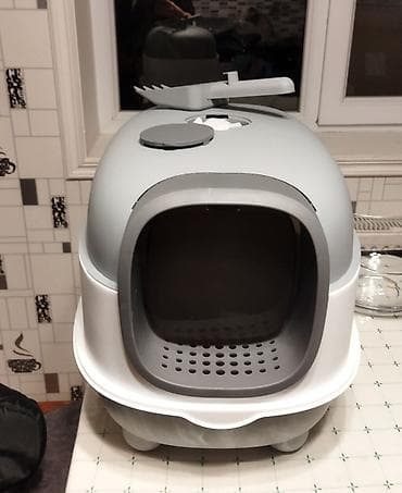 ev kirpisi: Qapalı pişik tualeti – skavjala ilə - Rəng: boz/ağ - Qapalı “kub” — 1