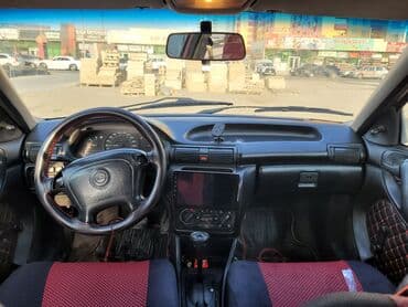 опель зафира а: Opel Astra sedan (qırmızı-bordo rəng), 4 qapılı, AZ dövlət nömrə — 5