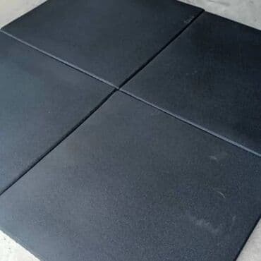 Qara rəngdə olan bu kvadrat formalı döşəmə plitələri, istər evdə