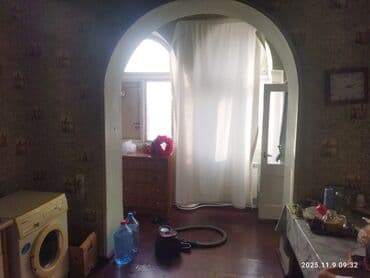 Kirayə mənzillər: Mənzil – Suvəlanda, 3 mərtəbəli evin 3 cü mərtəbəsində. 2 otaqlı — 1