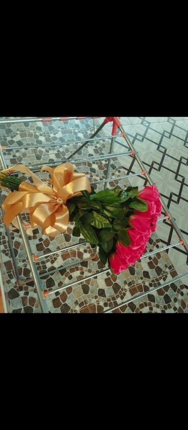 mal dili bitkisi: Süni güllər buketi - Parlaq çəhrayı/qırmızı tonlarda 11 ədəd gül — 1