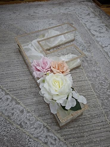 Şüşə və güllü dekorativ hərf kompozisiyası - Material: şəffaf şüşə