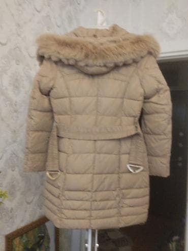 Uşaq üçün qış paltosu – qum rəngi, kapüşonlu, şişmə (stepli) model. -